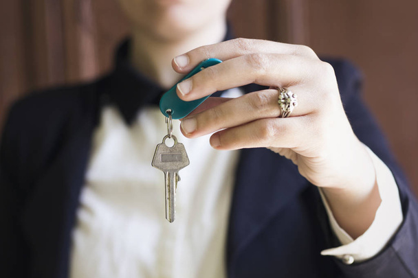 junge Geschäftsfrau mit Schlüssel - Foto, Bild