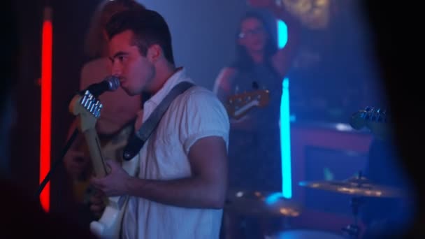 4K Live band performing for young nightclub crowd - Materiał filmowy, wideo