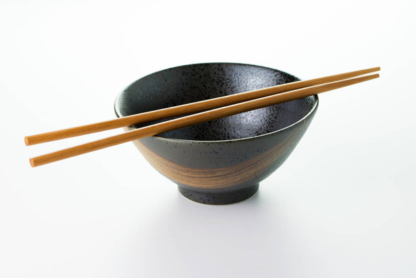 Empty bowl with chopsticks - Foto, Bild