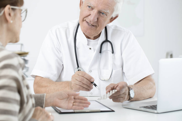 Doctor showing medicine - Фото, изображение