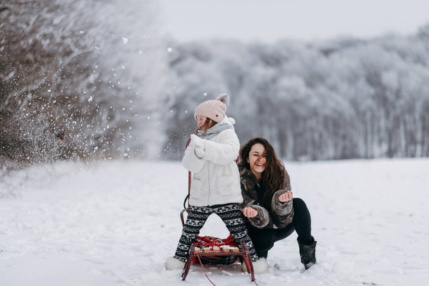 Chicas divirtiéndose con nieve en el parque de invierno
 - Foto, Imagen