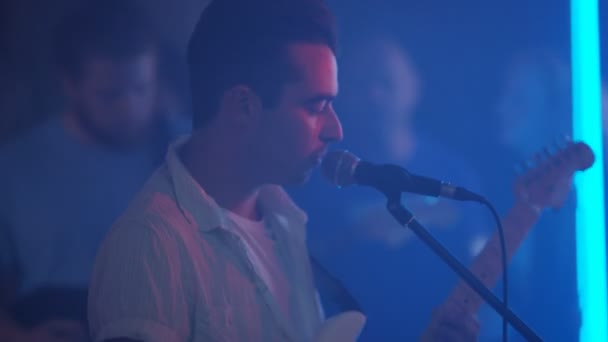 4K Live band performing for young nightclub crowd - Πλάνα, βίντεο
