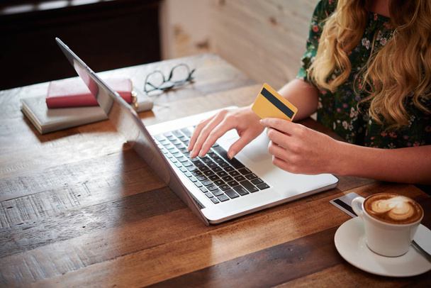женщина с ноутбуком за столом в кафе, с кредитной картой
  - Фото, изображение