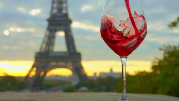 Vinho tinto é derramado em um copo. A Torre Eiffel
 - Filmagem, Vídeo
