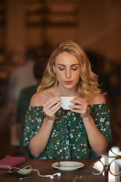 woman drinking cappuccino coffee in cafe - Foto, afbeelding