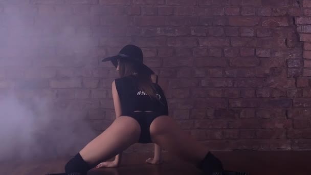 Sıcak twerk kadın kalça split tuğla duvar, Puslu makine önünde tokat - Video, Çekim