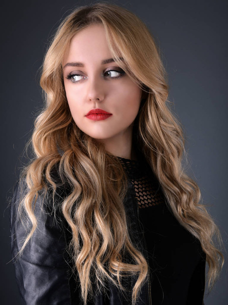 Blonde girl with long and volume shiny wavy hair . Beautiful woman model with curly hairstyle . - Φωτογραφία, εικόνα