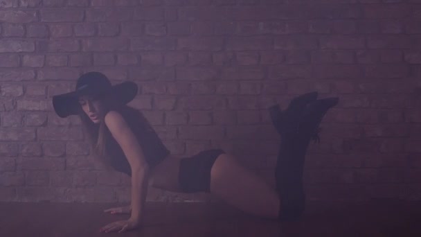 heiße junge Frau neckt Tanz vor roter Backsteinwand - Filmmaterial, Video