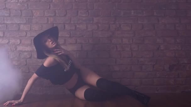 sexy twerk Frau verführerischen Tanz vor roter Backsteinwand, dunstige Maschine - Filmmaterial, Video