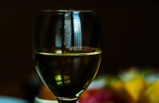 vino bianco in un bicchiere con antipasti su un tavolo di legno, un set o
 - Foto, immagini