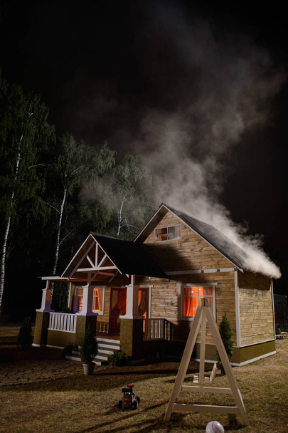 Maison en feu dans la forêt
 - Photo, image