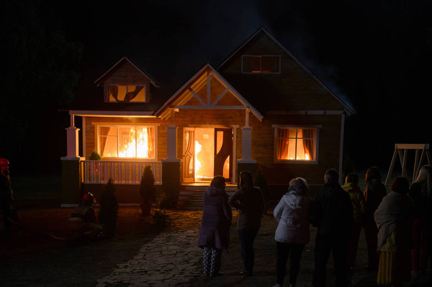 Maison en feu dans la forêt
 - Photo, image