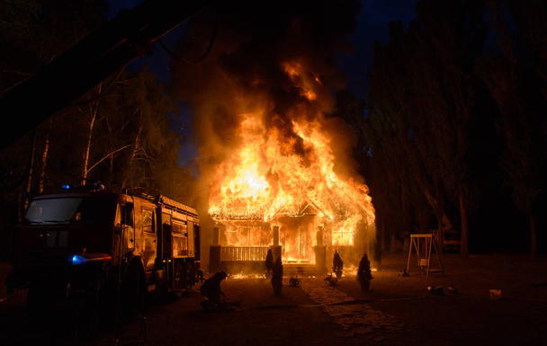 Hořící dům v lese - Fotografie, Obrázek