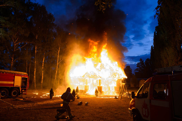 Brandend huis in het bos - Foto, afbeelding