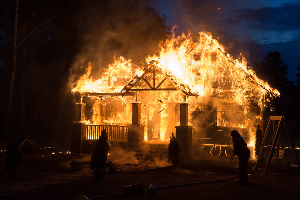 Płonący dom w lesie - Zdjęcie, obraz