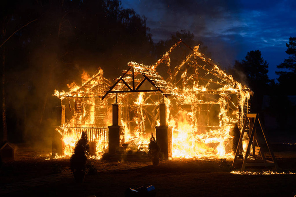 森の中の燃える家 - 写真・画像