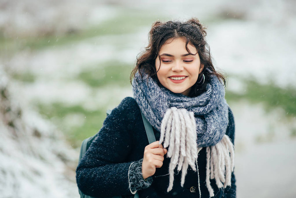Portrait d'hiver d'une jolie fille vêtue de vêtements chauds
 - Photo, image