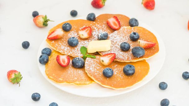 Colazione sana con mirtillo Pancake e frutti di fragola su sfondo tavolo di pietra
 - Foto, immagini
