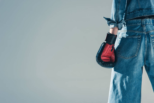 vista cortada de menina em jeans e luvas de boxe, isolado em cinza
 - Foto, Imagem