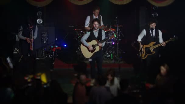 músicos tocando ao vivo no palco no clube
  - Filmagem, Vídeo