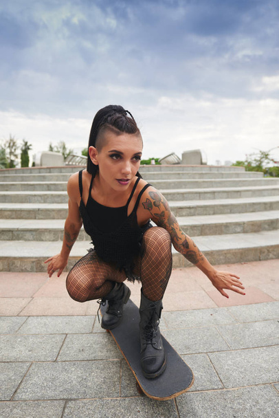 Alternatif kız skate Park kaykay üzerinde sürme - Fotoğraf, Görsel