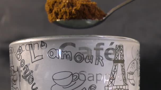 Verser le café moulu dans une tasse
 - Séquence, vidéo