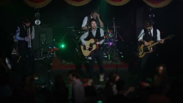 Musiker spielen live auf der Bühne im Club  - Filmmaterial, Video