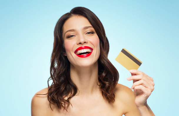 beautiful woman with red lipstick and credit card - Zdjęcie, obraz