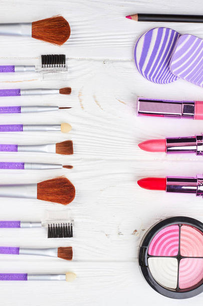 Make-up penselen en cosmetica. - Foto, afbeelding