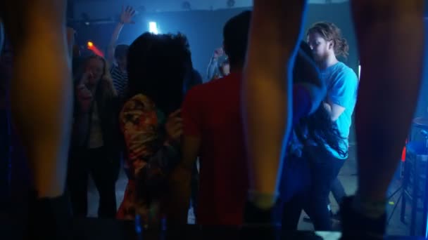 4 k boldog üldögélésre táncol egy nightclub tánc a bárban a lányok top - Felvétel, videó