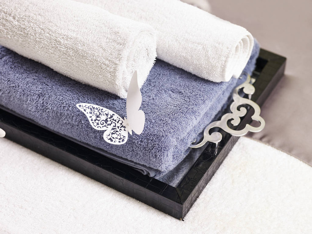 toallas colocadas en una bandeja para masajes en spa de belleza
 - Foto, imagen