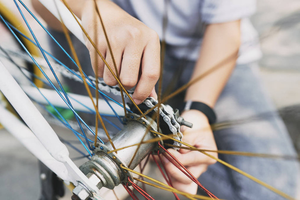 Handen van wielrenner verwijderen fietswiel te controleren van de band - Foto, afbeelding