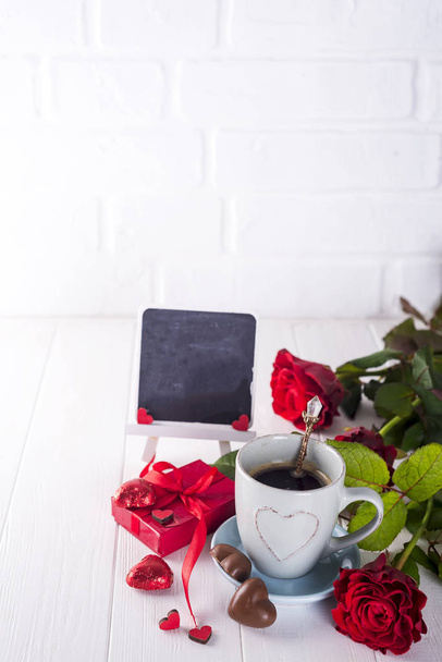 Czerwona róża, Kawa Puchar i dar pole - Zdjęcie, obraz