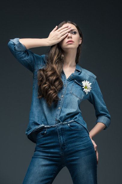 красивая девушка закрывая глаза и позируя в джинсовой рубашке, изолированные на сером
 - Фото, изображение