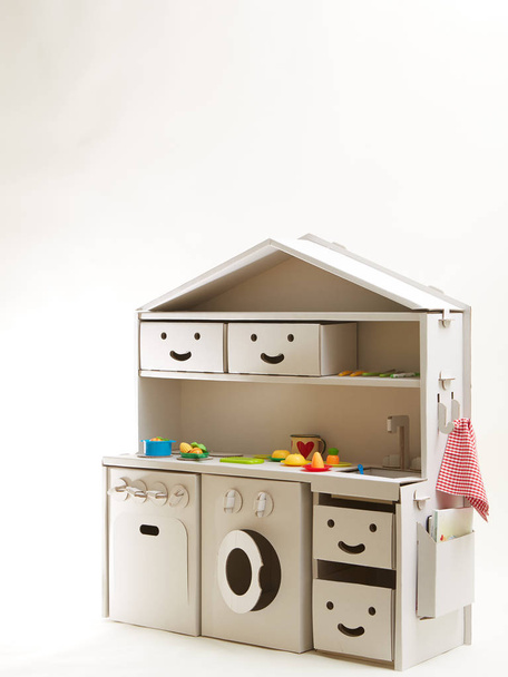 Child cardboard toy kitchen - Foto, afbeelding