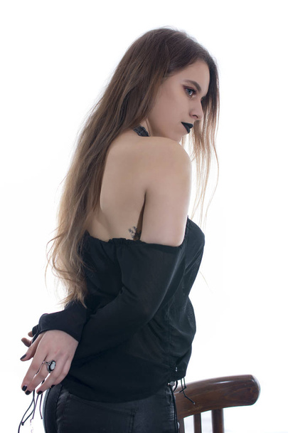 Siyah kıyafet beyaz arka plan üzerinde poz olan kadın - Fotoğraf, Görsel