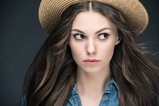 portrait of attractive girl with long hair in straw hat, isolated on grey - Foto, imagen
