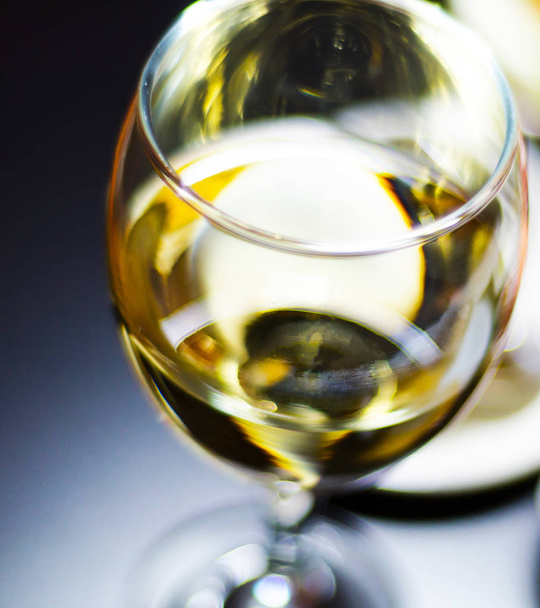 vino bianco in un bicchiere con antipasti su un tavolo di legno, un set o
 - Foto, immagini