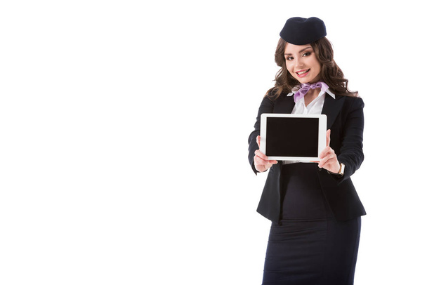 χαμογελώντας αεροσυνοδός δείχνει tablet με κενή οθόνη που απομονώνονται σε λευκό - Φωτογραφία, εικόνα