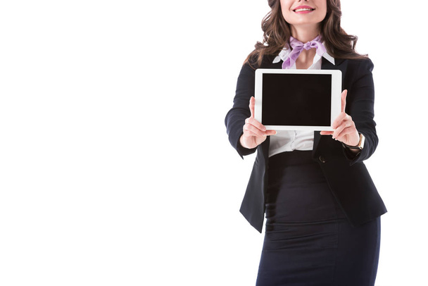 imagen recortada de azafata mostrando tableta con pantalla en blanco aislada en blanco
 - Foto, imagen