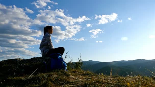 Γυναίκα χαλαρώνοντας στην κορυφή του βουνού στο ηλιοβασίλεμα κορίτσι πεζοπόρος γιορτάζοντας τη ζωή τοπίο φυσικού κάλλους φύση απολαμβάνοντας διακοπές ταξίδια περιπέτειας, 4 k - Πλάνα, βίντεο