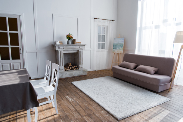 スタイリッシュな家具と居心地の良い室内 - 写真・画像