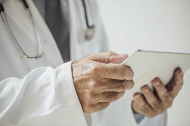 Doctor Holding Tablet - Фото, зображення
