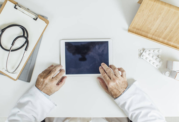 Doctor Using Tablet - Foto, immagini