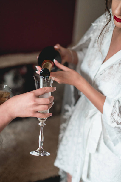Noiva derramando uma taça de champanhe
 - Foto, Imagem