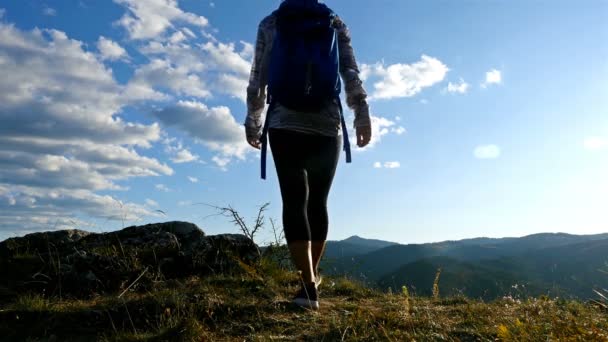 Nízký úhel ženy na vrcholu hory na Sunset Hiker dívku oslavující život malebnou přírodou krajiny požívající dovolenou cestovní dobrodružství, 4 k - Záběry, video