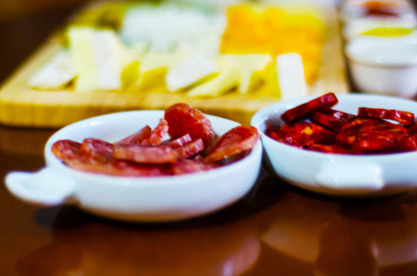 Σετ παραδοσιακό ισπανικό λουκάνικα, πιάτα πλευρά αραιά φέτα - Φωτογραφία, εικόνα
