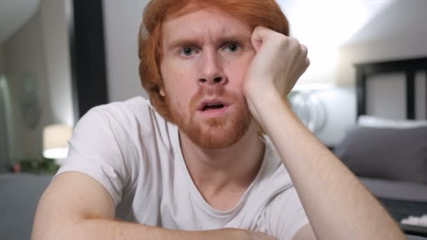 Reagire alla perdita Casualmente seduto Redhead Man, Primo piano
 - Filmati, video