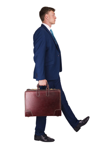 Empresario en traje fino sosteniendo en una maleta de mano, caminando t
 - Foto, imagen