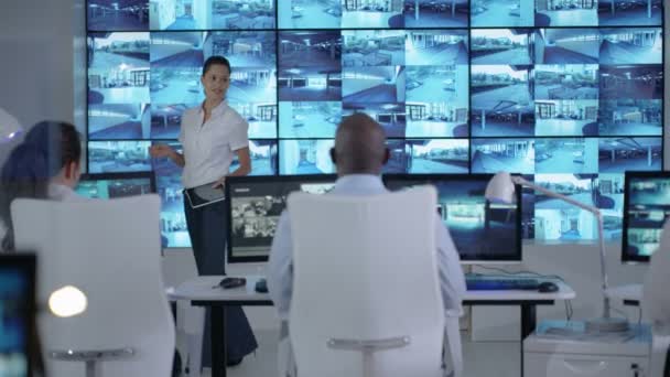 Ufficiale di sicurezza 4K che comunica con il personale nella sala di controllo di osservazione
 - Filmati, video